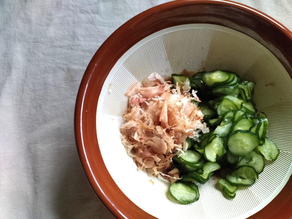 調味料を入れたすり鉢にきゅうりとかつおぶしを加えたところ