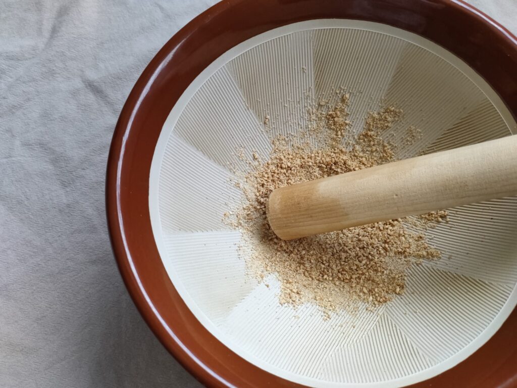 すり鉢で白ごまをすっているところ