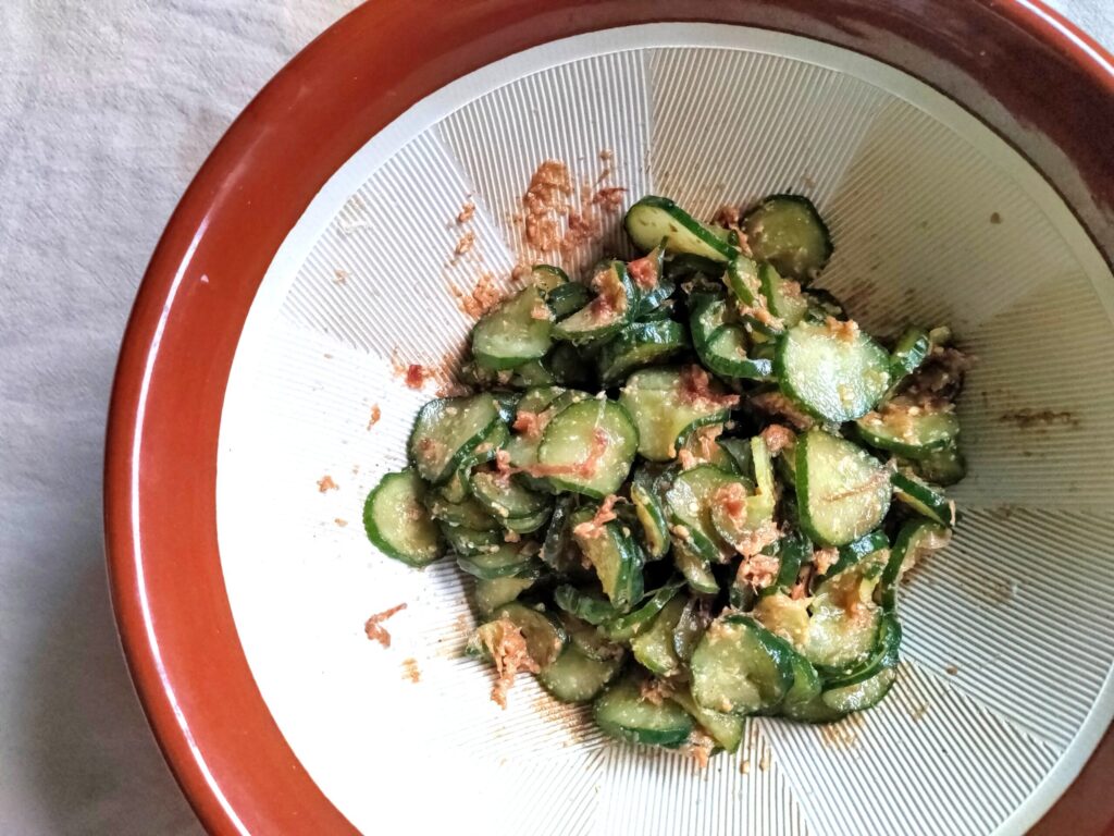 きゅうりとかつおぶしを酢味噌と混ぜ合わせたところ