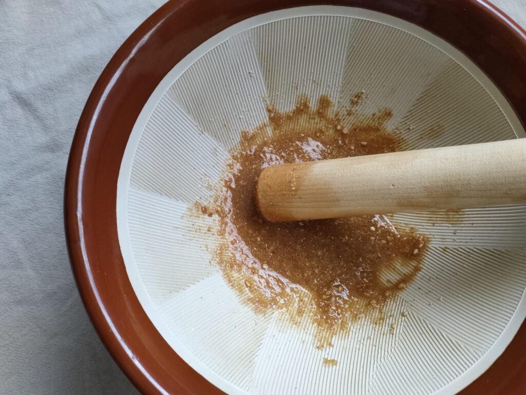 すったごまに味噌や酢などの調味料を加えて混ぜたところ