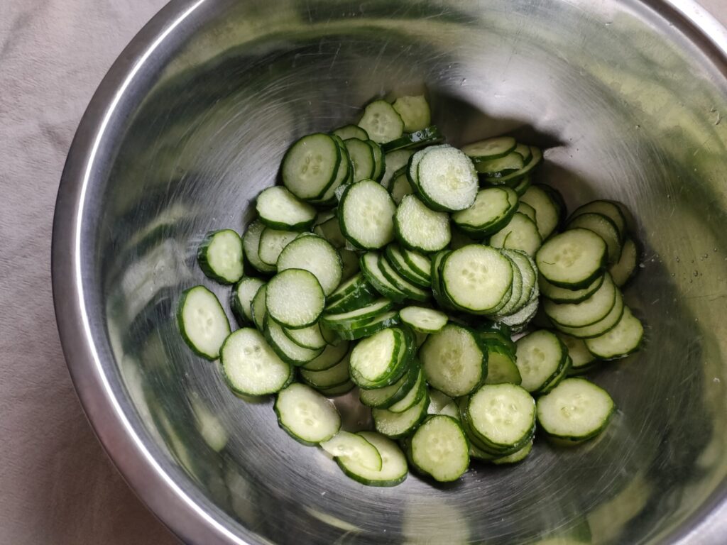 薄切りにしたきゅうりをボウルに入れたところ