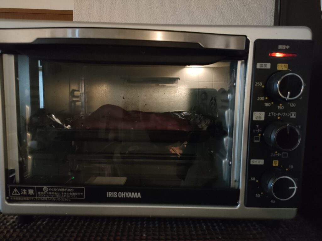 オーブンでさつまいもを焼いている様子