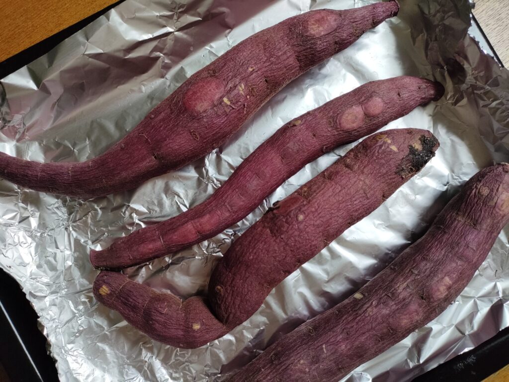 オーブンで焼き上がったさつまいもが天板に並んでいる様子